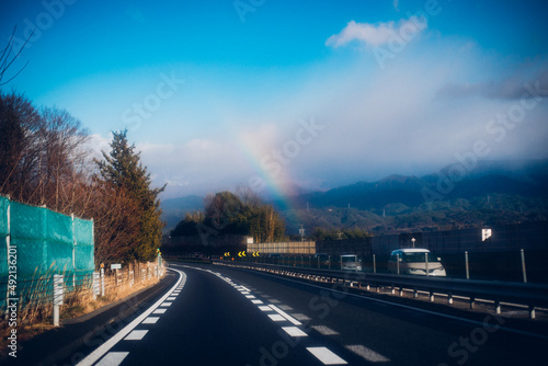 道路と虹