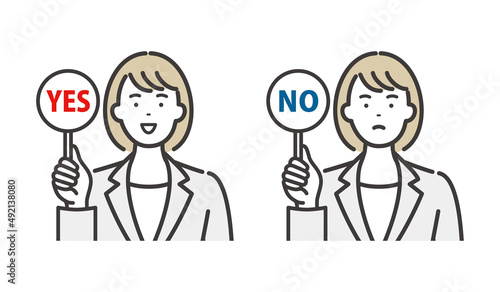 回答札を持つ若いビジネスウーマン　YES or NO