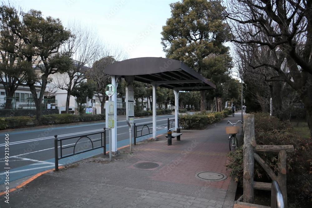 大型のバス停（屋根、ベンチ付）