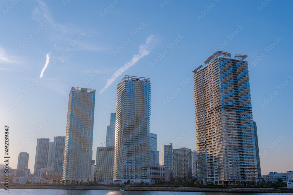 Obraz premium 東京都江東区豊洲の夕方の都市景観