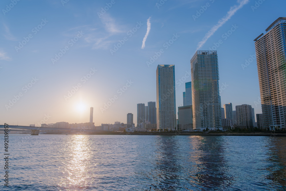 Obraz premium 東京都江東区豊洲の夕方の都市景観