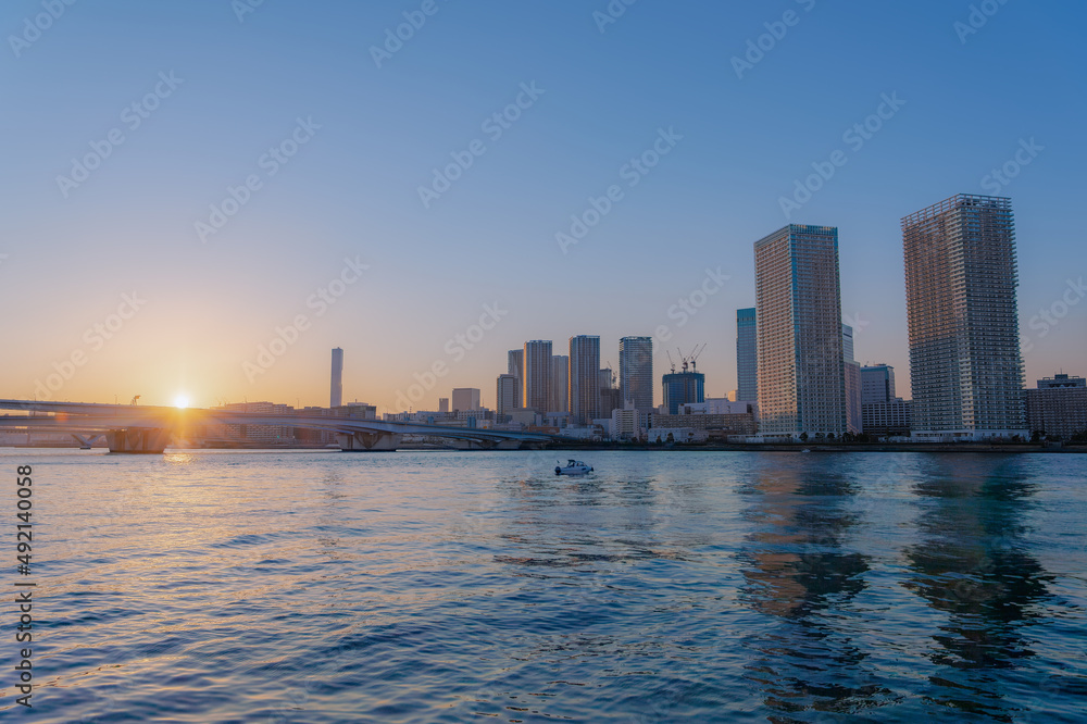Fototapeta premium 東京都江東区豊洲の夕方の都市景観
