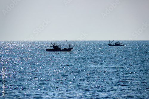 輝く海に浮かぶ漁船
