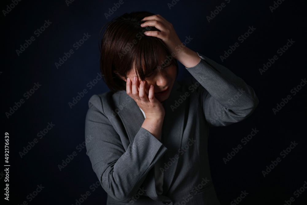 怯える女性社員イメージ