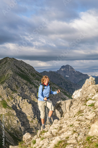 Junge Frau auf dem Weg zu einem Berggipfel