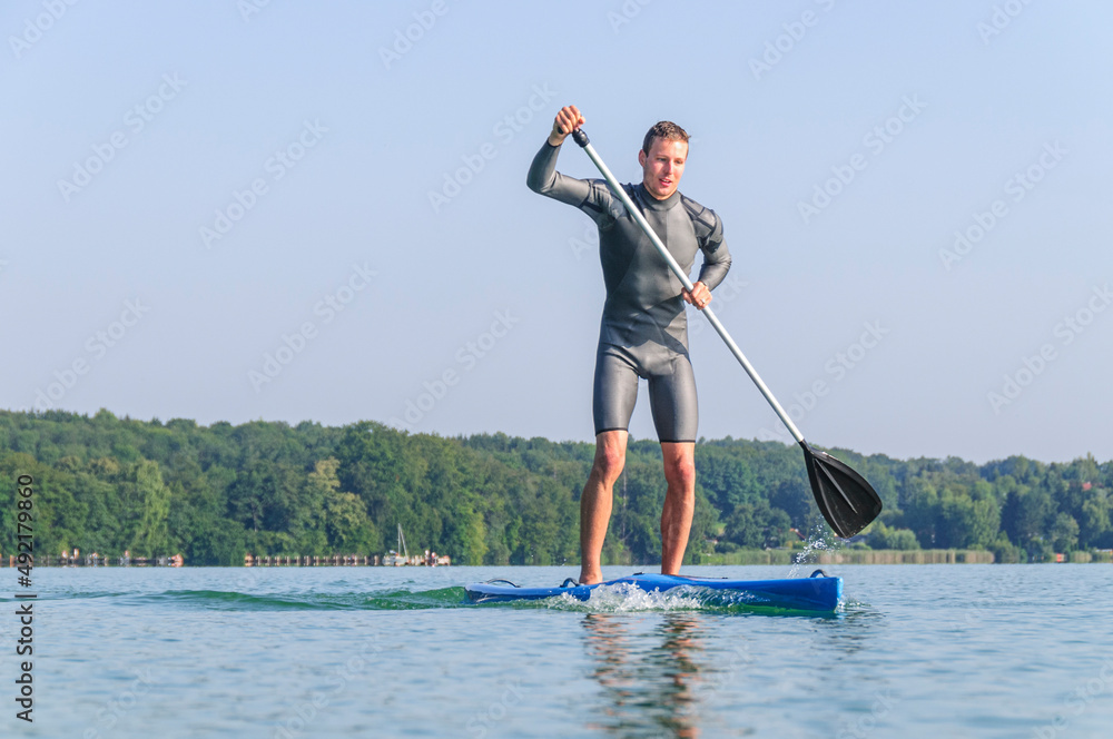 Naklejka premium Stand Up Paddling - Trendiger Wassersport für Jeden