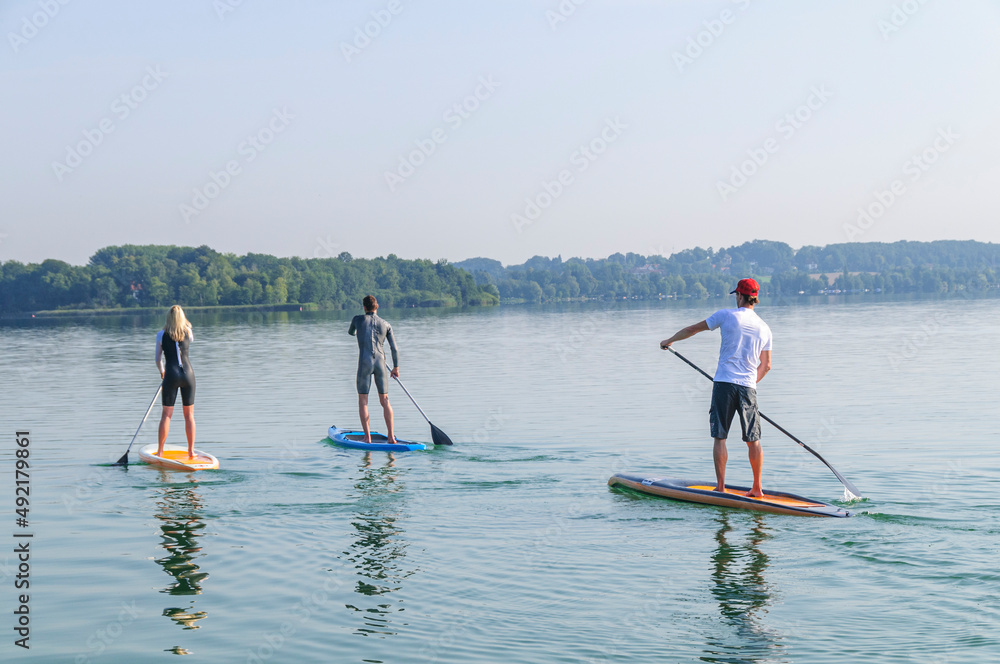 Naklejka premium Gemeinsame Tour mit dem SUP-Board auf dem See