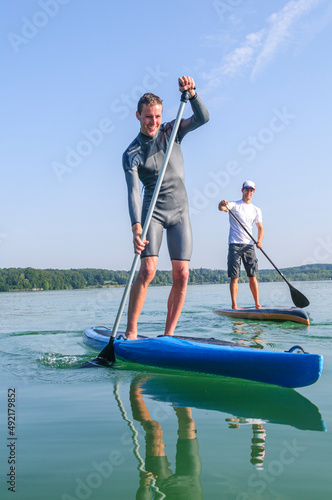 Zwei Männer unterwegs auf dem See mit dem SUP-Board