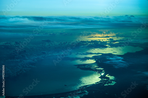 飛行機から見るオーストラリアと朝日 © photok