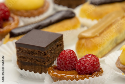 Fotografie close up of sweet petit four in a white plate