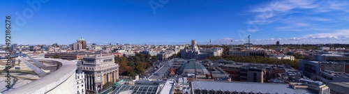 Vista panorámica de la ciudad de Madrid desde la terraza bar del Círculo de Bellas Artes. Vista de edificios emblemáticos como el palacio de Cibeles, el edificio Colón y el Pirulí. España.