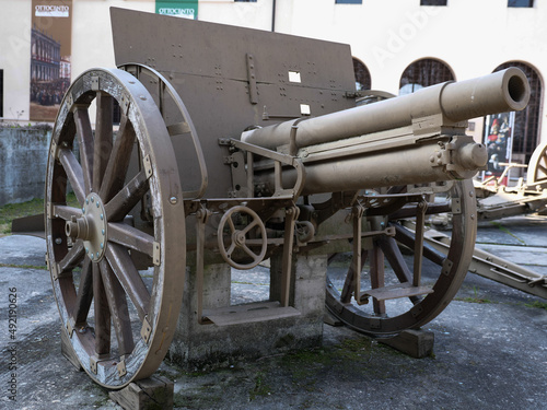 Ravvicinato di un Obice austro-ungarico della prima guerraq mondiale photo