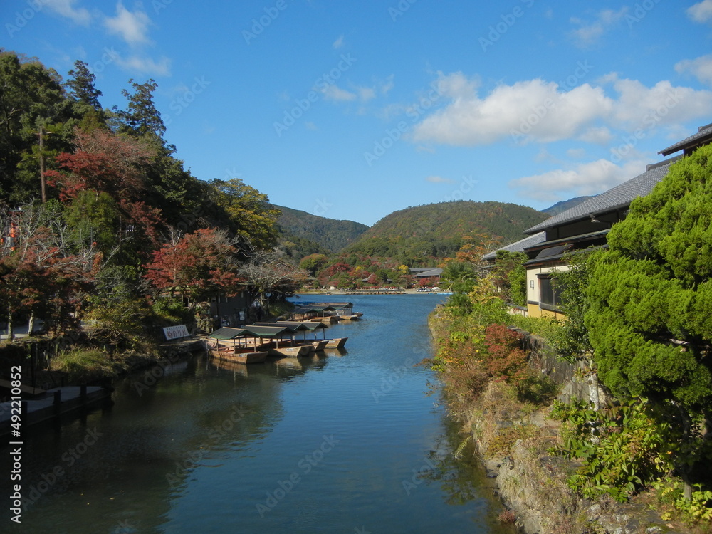Fototapeta premium A view of Oigawa-bunryu at Arashiyama-kouen Park in Kyoto Prefecture in Japan 日本の京都府の嵐山公園における大堰川分流の風景