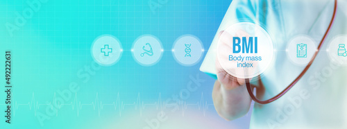 BMI (Body mass index). Arzt mit Stethoskop im Fokus. Icons und Text auf einem digitalen Interface. Medizinische Technologie