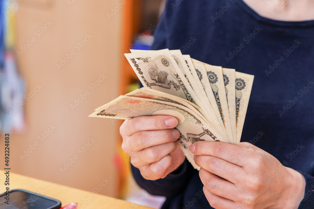 家計のやりくりの為 お金を数える女性 Stock Photo Adobe Stock 家計のやりくりの為 お金を数える女性 Stock Photo Adobe Stock