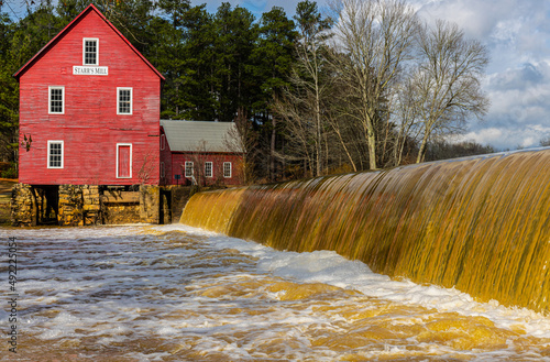 Fotografie Historic Starr's Mill on Whitewater Creek, Fayetteville, Georgia, USA