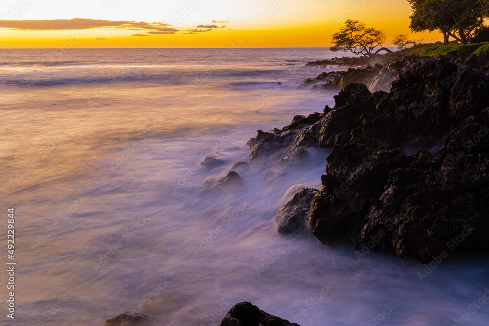 Obraz premium Sunset on the Volcanic Shoreline of Kaunaoa Bay, Hawaii Island, Hawaii, USA