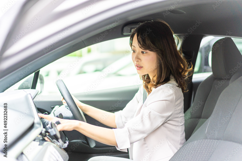 カーナビを操作する若い女性 カーナビを操作する若い女性