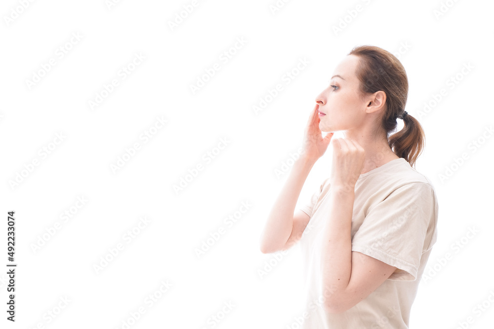 スキンケアをする若い女性