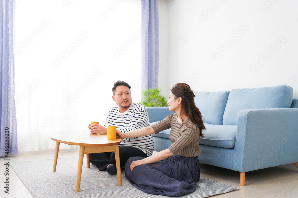 おうちデートをする若い男女 おうちデートをする若い男女