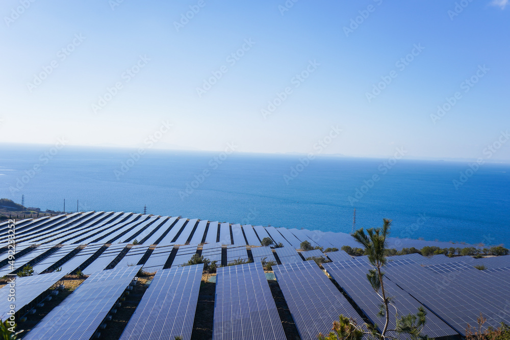 巨大な太陽光発電所 Stock Photo Adobe Stock