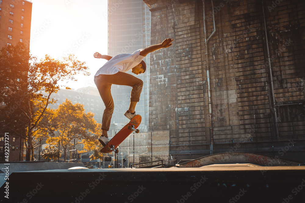 паркурщик на белом фоне. парень прыгает на трансе. прыжка для мальчика длинные волосы. парни скачут друг на друге. парень с учебником прыгает.