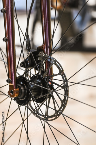 velo cycle bicyclette roue cycliste electrique energie environnement mobilité freins disque