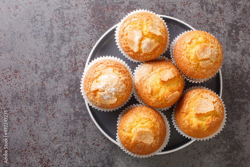 Fotografía Closeup of a pile of magdalenas the typical spanish plain muffins in the plate on the table