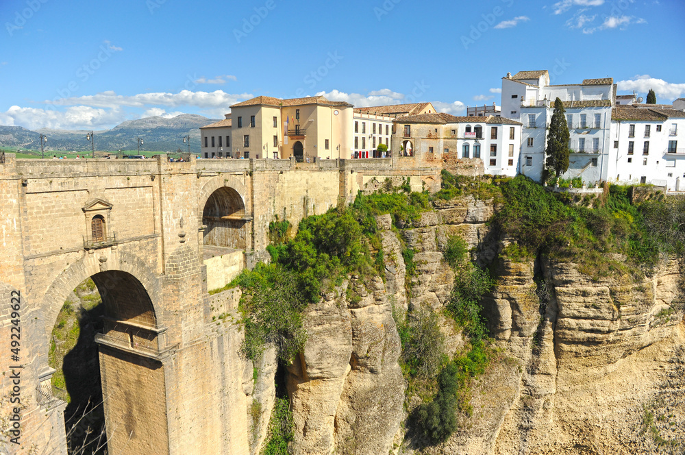 Puente Nuevo sobre el Tajo de Ronda, una de las ciudades monumentales mas bonitas de Andalucía, España 