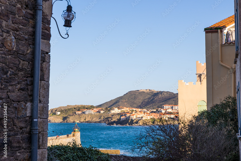 Paysage de Collioure depuis les ruelles du centre-historique (Occitanie, France)