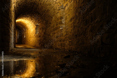 Geheimgang alt Tunnel Burg Gef  ngnis Kerker Verlie   unterirdisch ausgeh  hlt Licht Fluchtweg