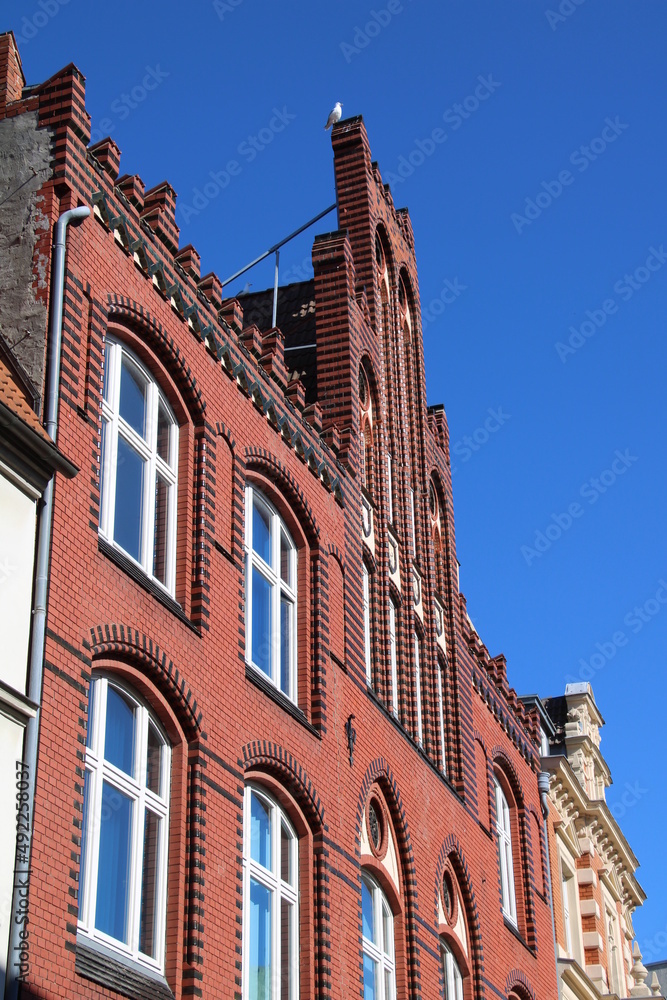 Fototapeta premium Altbauten in der Altstadt von Wismar (Old townhouses in the city of Wismar, Germany)