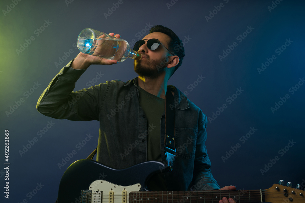 Obraz premium Musician with a drinking problem
