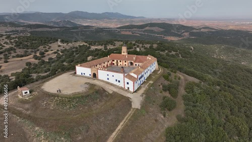 Vista panorámica de la ermita de la virgen de Paniza con montes al  fondo