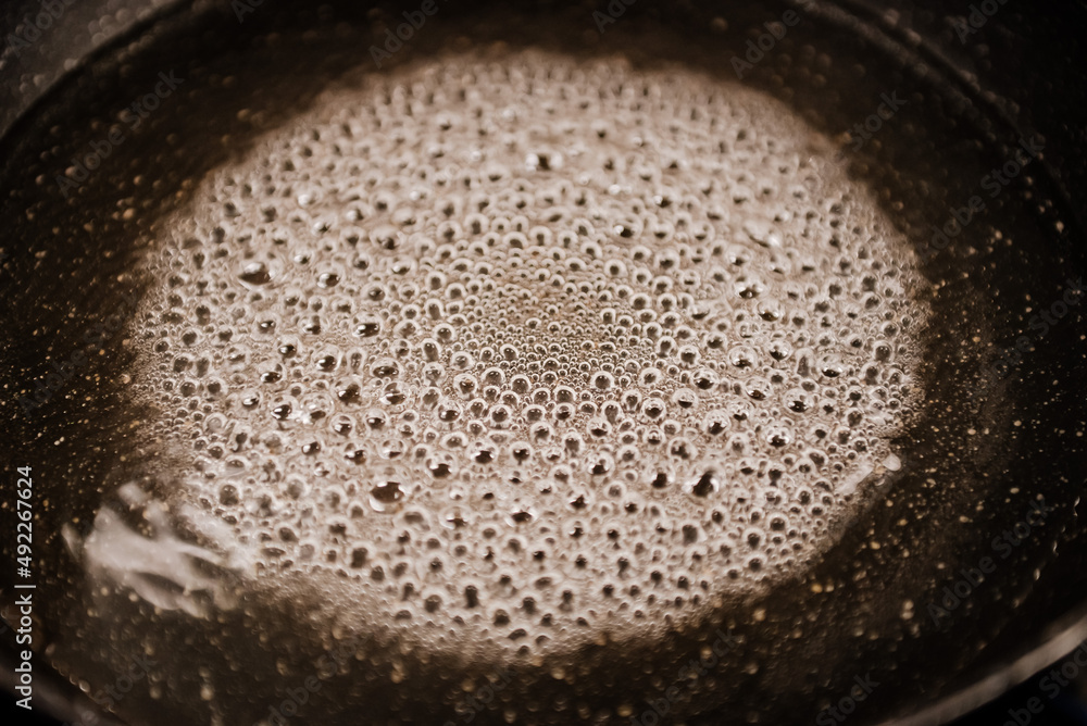 Gotująca się woda na patelni