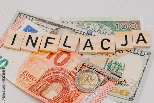 Napis inflacja na tle banknotów