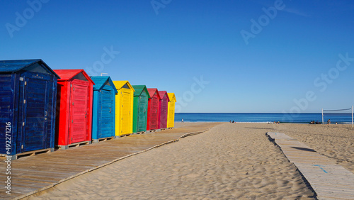 Casetas de Playa de vivos colores.