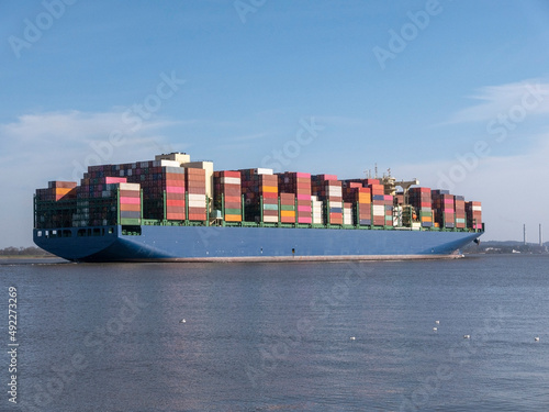 Containerschiff auf der Elbe vor Hamburg