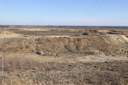 Stara kopalnia piasku na budowę drogi - pustynia. photo