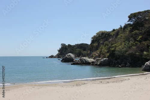 岩場と砂浜がある海岸風景 © misumaru51shingo