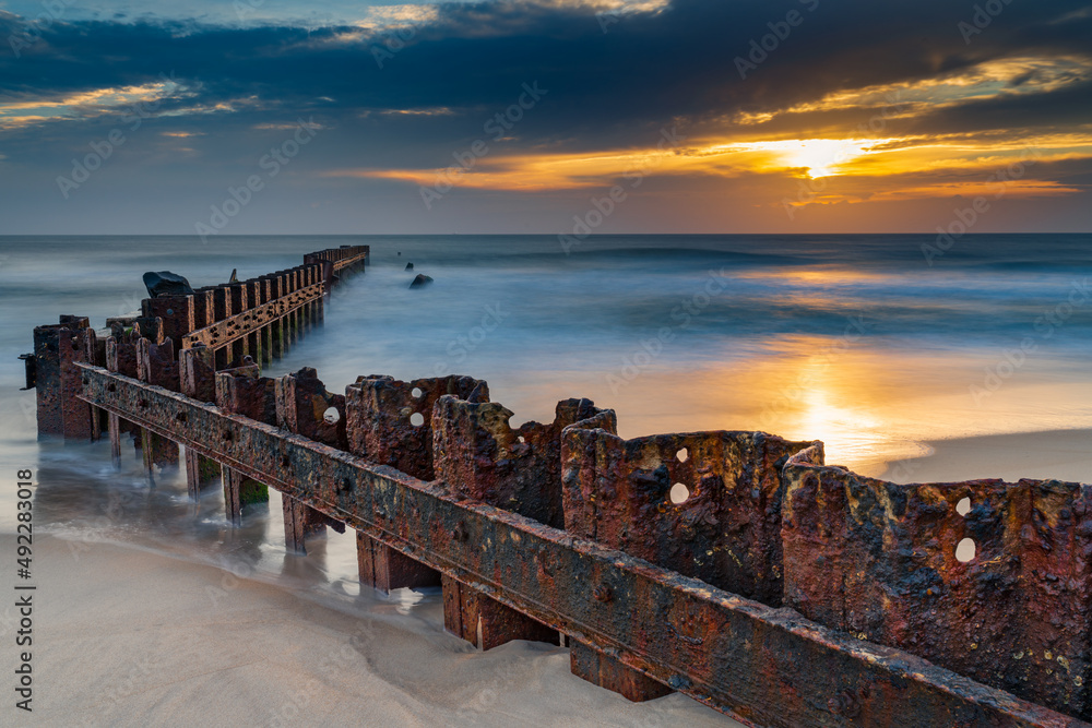 Obraz premium The breaker at the old Cape Hatteras lighthouse.