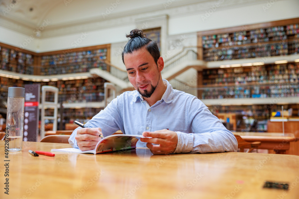 広い図書館で勉強をする外国人留学生 広い図書館で勉強をする外国人留学生