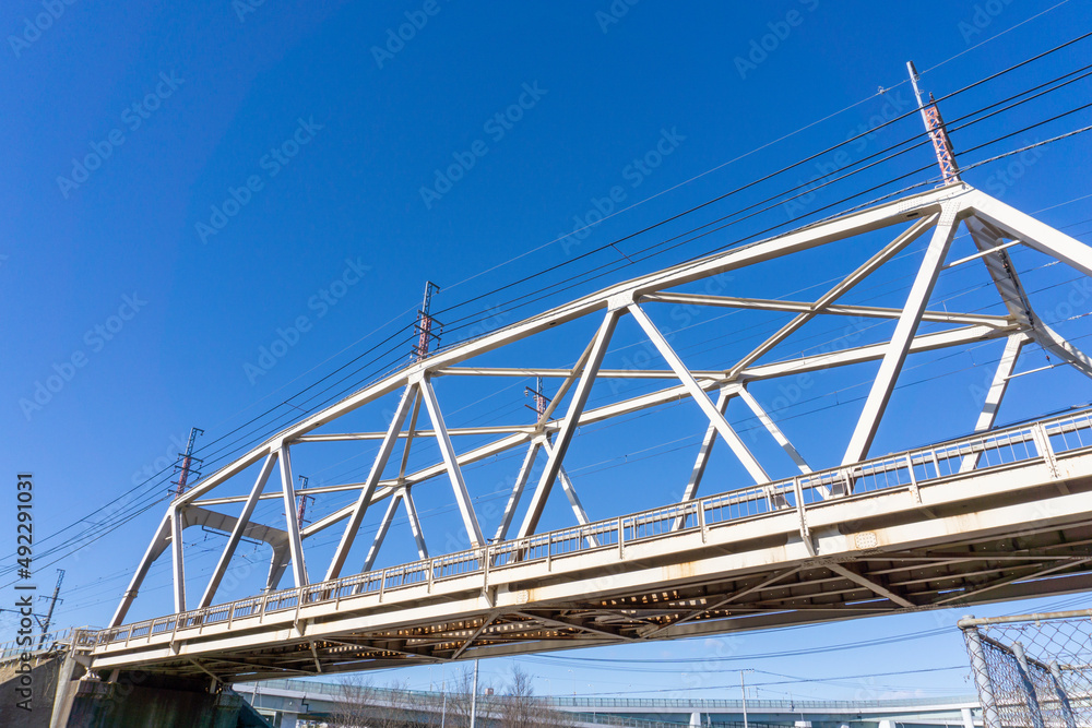 Obraz premium Scenery of the blue sky and the railway bridge of the train_04