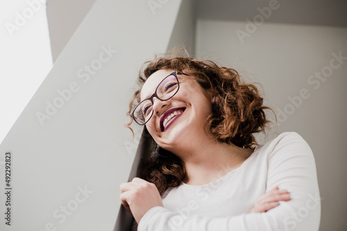 Retrato de una mujer con lentes. Mujer con lentes sonriendo.