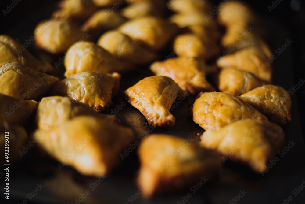 Empanadas recién salidas del horno. Concepto de Pastelería y Panaderías. Empanadas recién salidas del horno. Concepto de Pastelería y Panaderías.