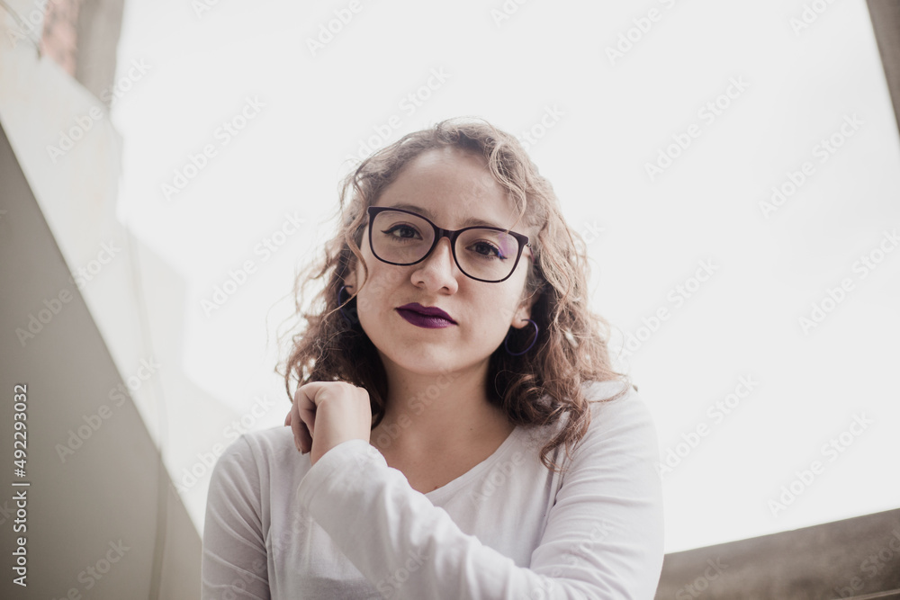 Retrato de una mujer con lentes. 