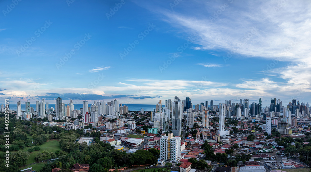 Vista panorámica de san francisco y Parque Omar en ciudad de Panamá