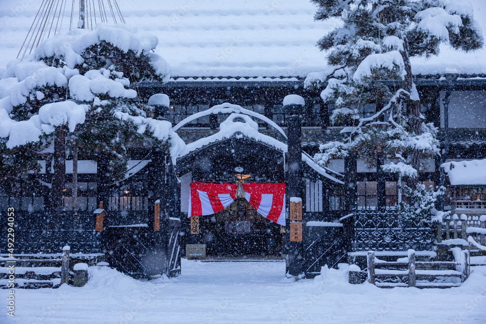 Naklejka premium 飛騨高山 雪の古い町並 