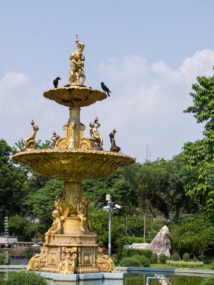 statue statue