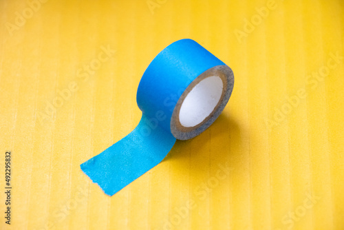 黄色いダンボールと青いマスキングテープ